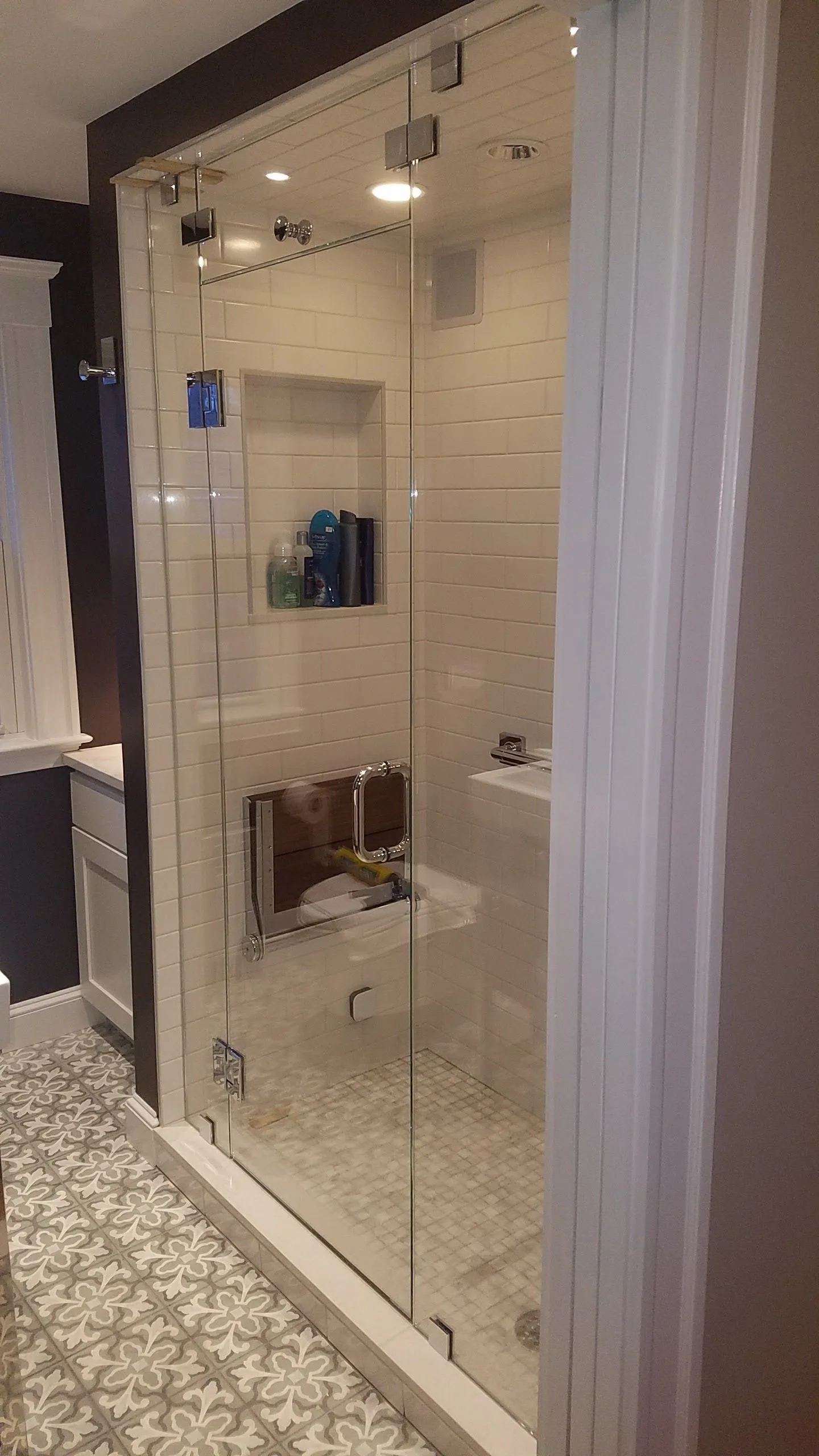 Neo-angle framed shower