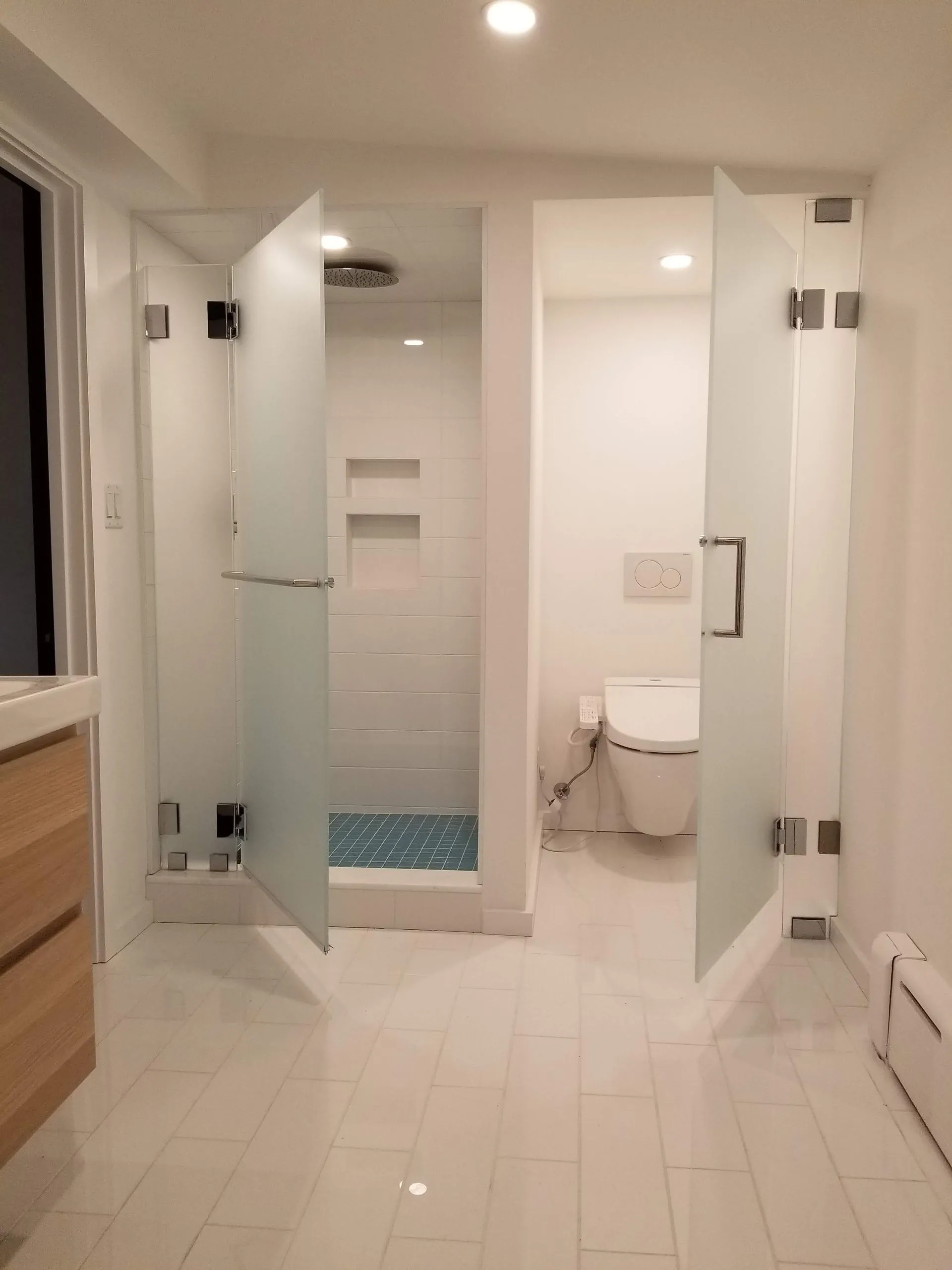 Frameless shower with glass-to-glass hinges