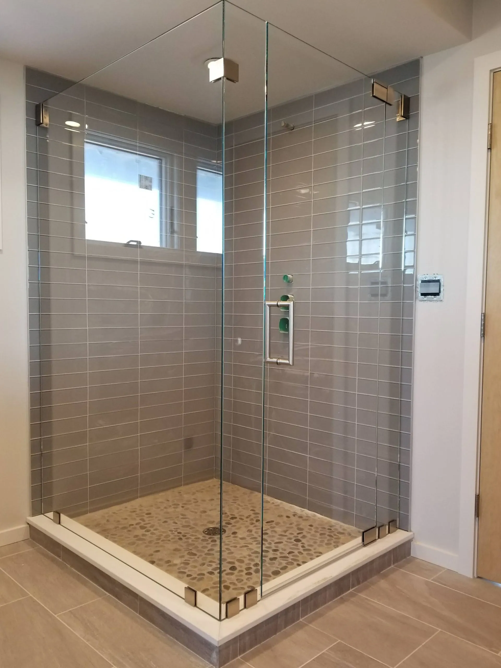 Frameless pivot hinge shower