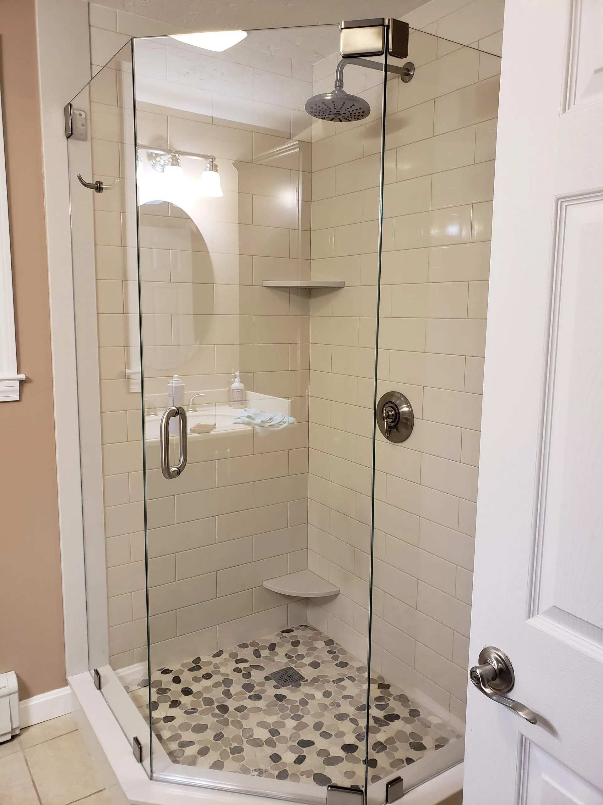 Grid shower frameless design